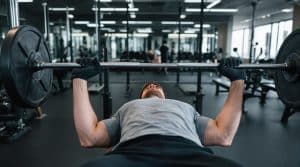 homme qui débute la musculation